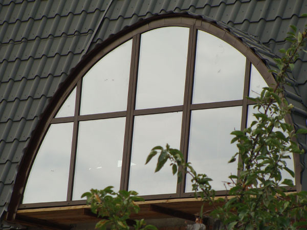 Пример установленного арочного окна